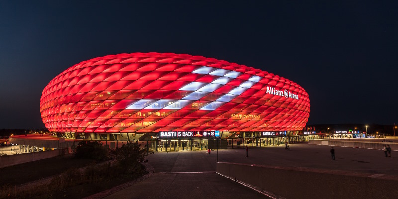 Sân vận động Fußball Arena München (70.076 chỗ ngồi)